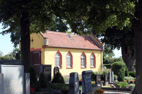 Blickfang: Die alte Leichenhalle, errichtet 1880.