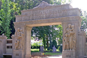 Eine Gedenkstätte auf dem Friedhof Weisenau. © WB Mainz