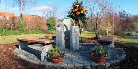 Der Gedenkstein auf dem Kindergrabfeld in Ebersheim.