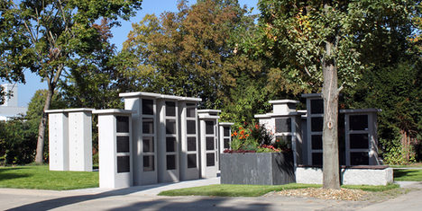 Eine Kolumbarienanlage auf einem Friedhof in Mainz.