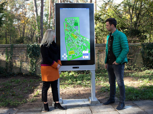 Die Vorstandsvorsitzende Jeanette Wetterling und Abteilungsleiter Sebastian Trüb bei der Präsentation der neuen Stele