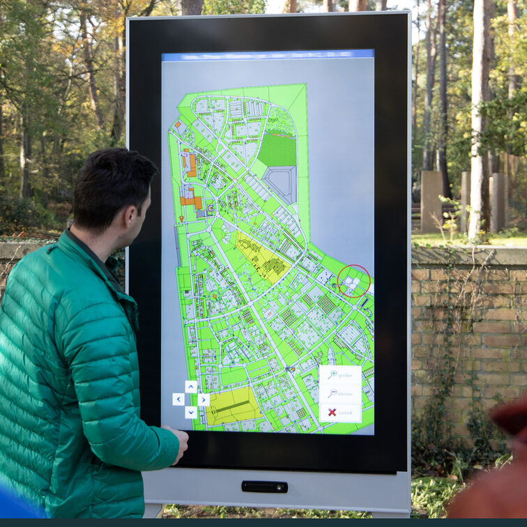 Das Bild zeigt die digitale Infostele