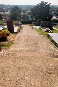 Das Bild zeigt die alte Treppe auf dem Friedhof Laubenheim