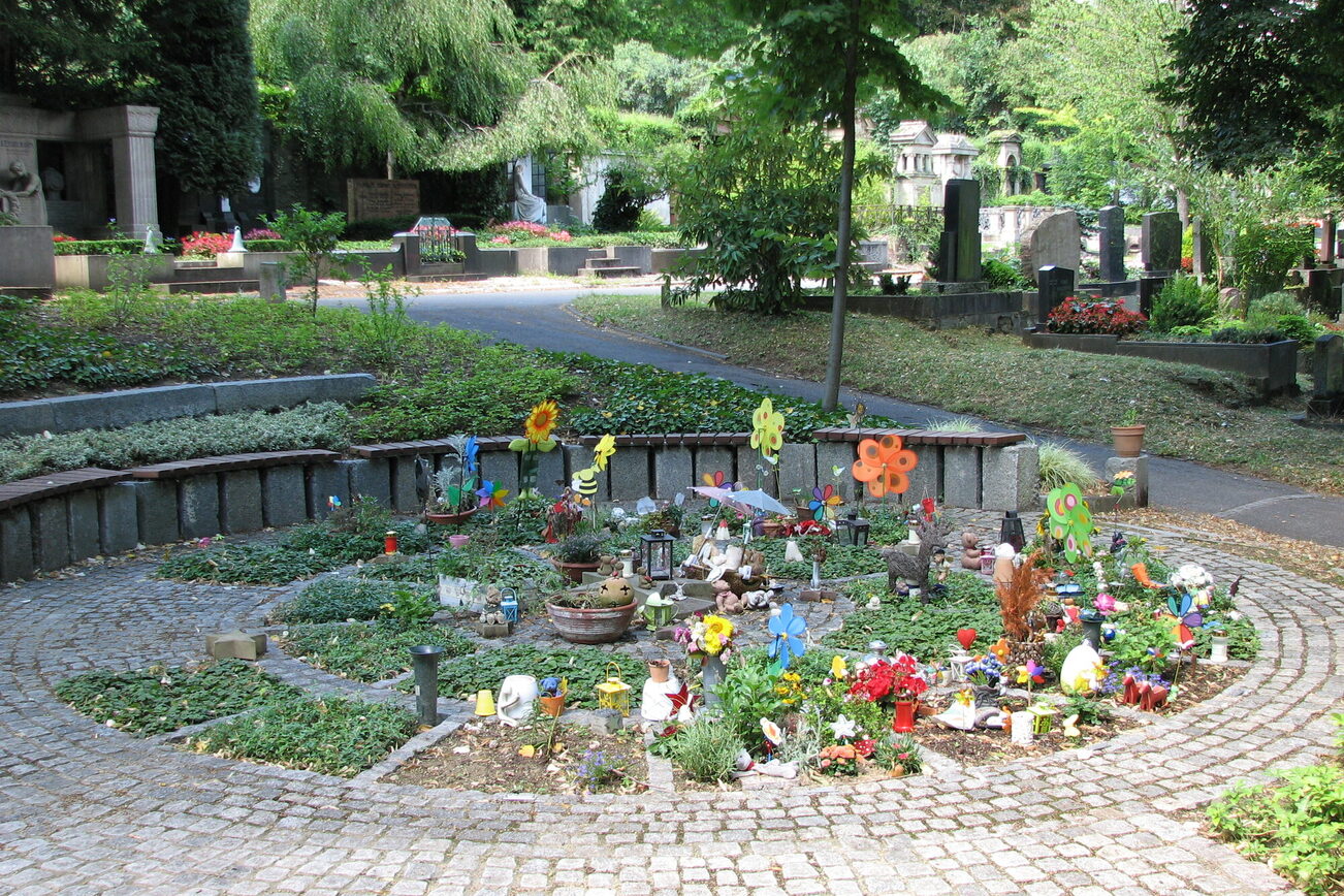 Blick auf den ersten Mainzer Sternengarten auf dem Hauptfriedhof