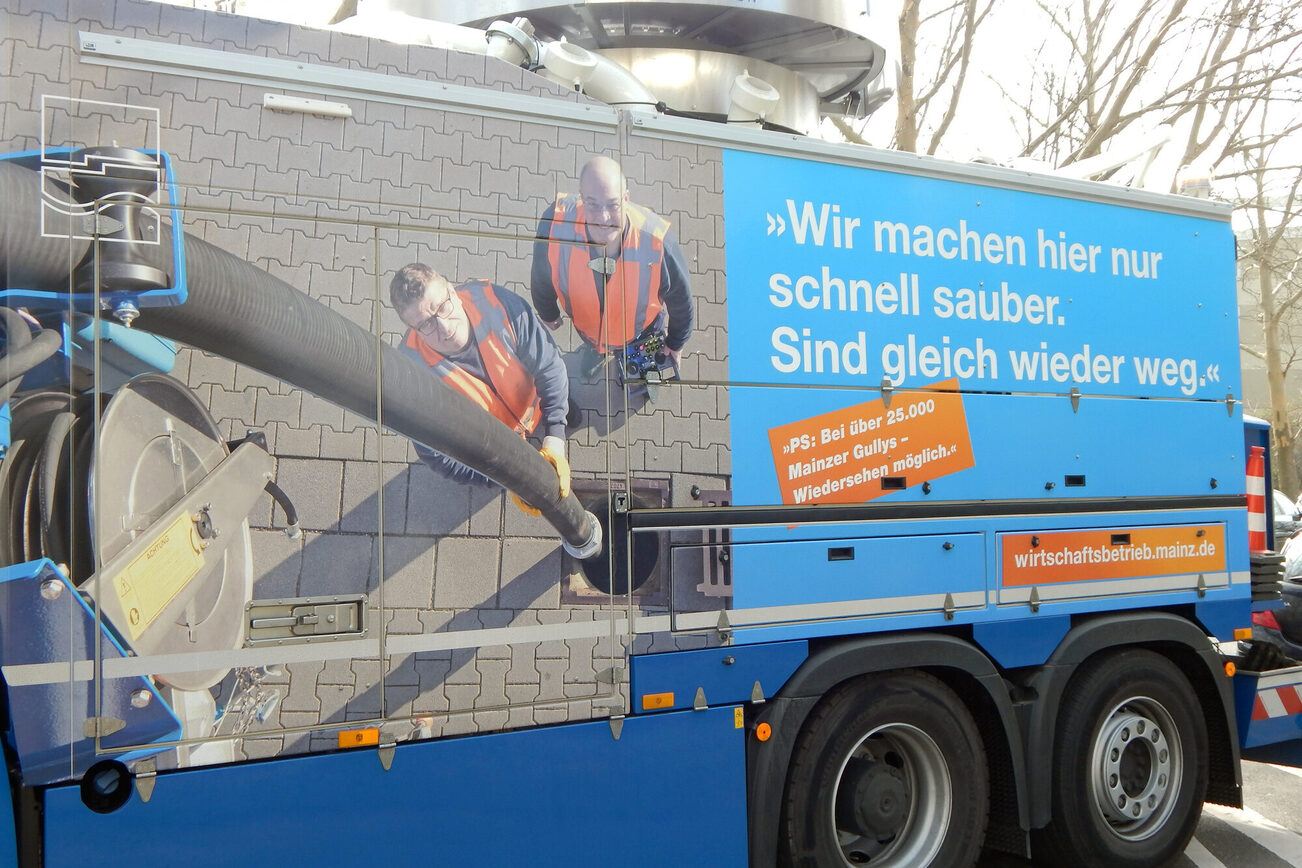 Seitenansicht des Speziallasters zur Gullyreinigung