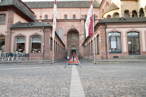 Das Bild zeigt den Eingang zum Dom