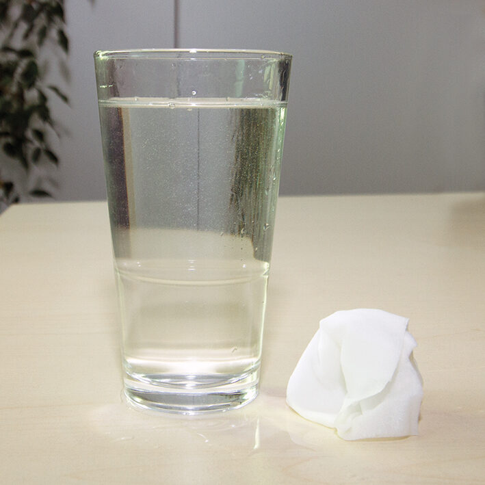 Nach 1 Minute umrühren: Das Feuchttuch ist noch vollständig erhalten.