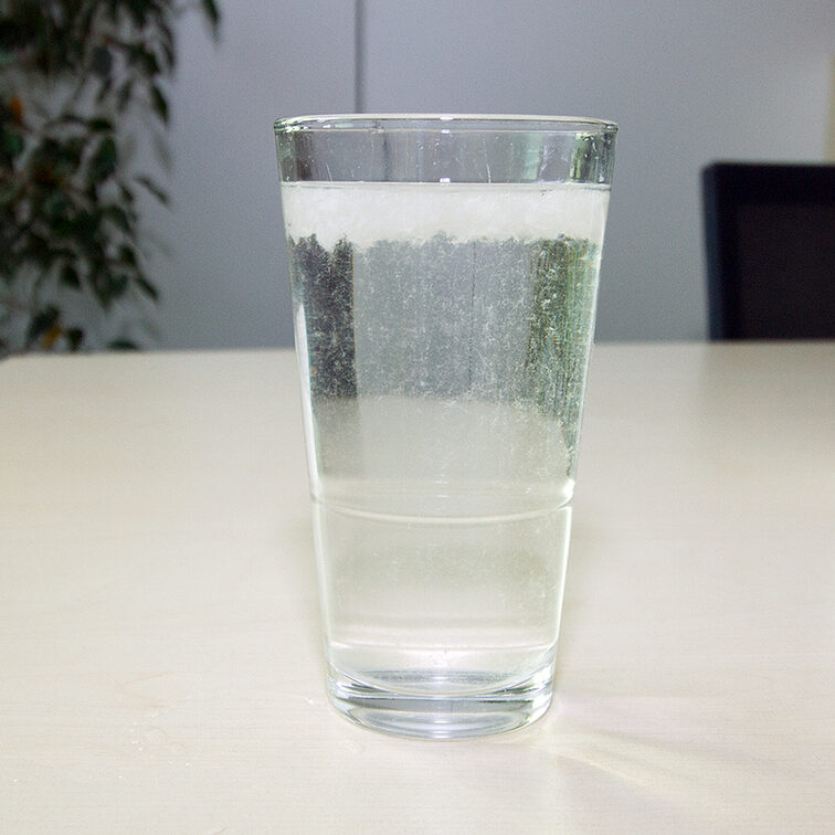 Nach 1 Minute umrühren: Das Toilettenpapier hat sich beinahe aufgelöst.