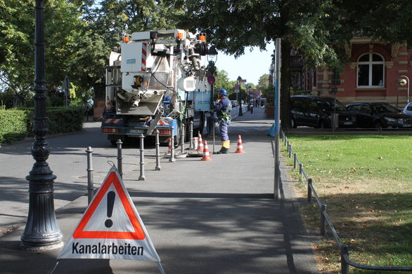 Geht leider meist nicht ohne Verkehrsbehinderungen: Die Kollegen mit den Spülfahrzeugen sorgen dafür, dass es im Kanal läuft!