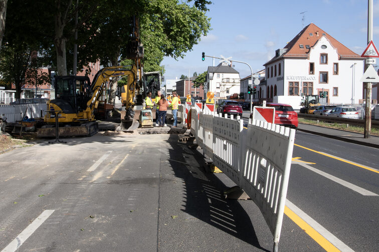 Das Bild zeigt die Baustelle auf der Rheinallee