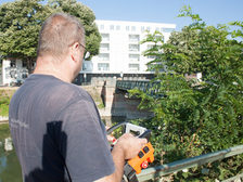 Ein Kollege beim Öffnen der Drehbrücke