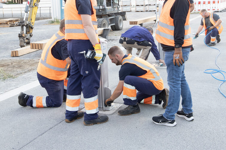 Das Bild zeigt wie die Einlässe vorbereitet werden