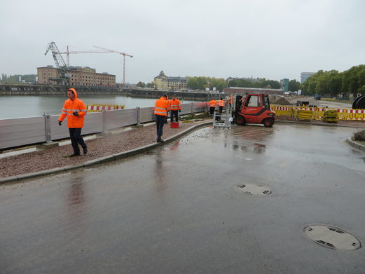 Aufbau mobile Hochwasserschutzwand am Rheinufer