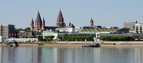 Blick auf Mainzer Rheinufer