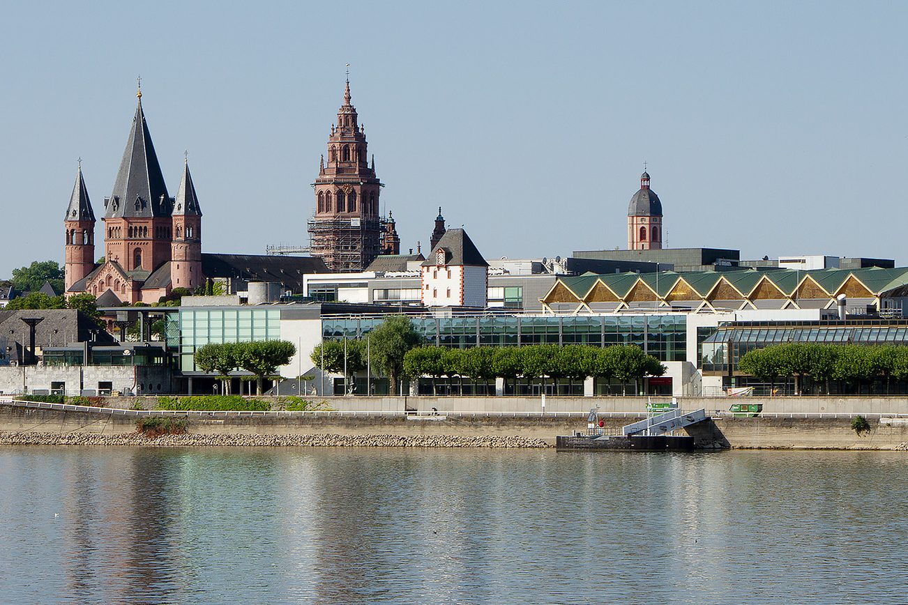 Blick auf Mainzer Rheinufer