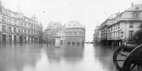 Der Liebfrauenplatz während des Hochwassers 1882.