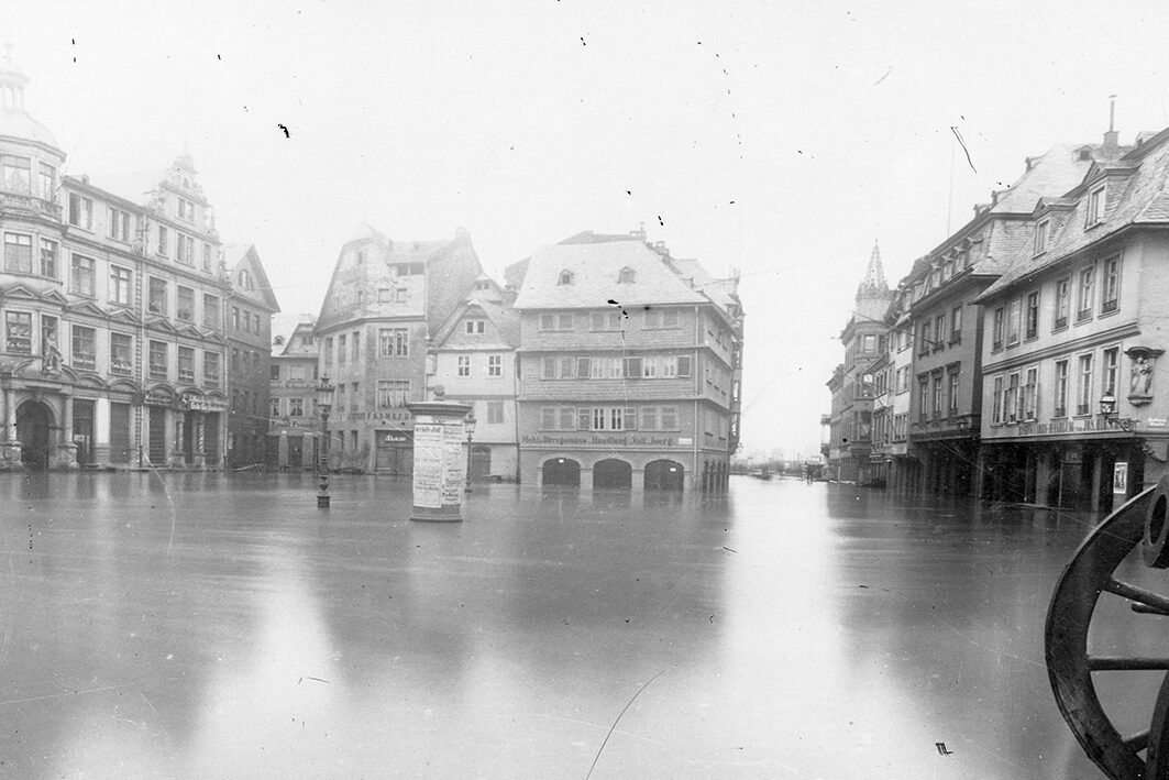 Der Liebfrauenplatz während des Hochwassers 1882.