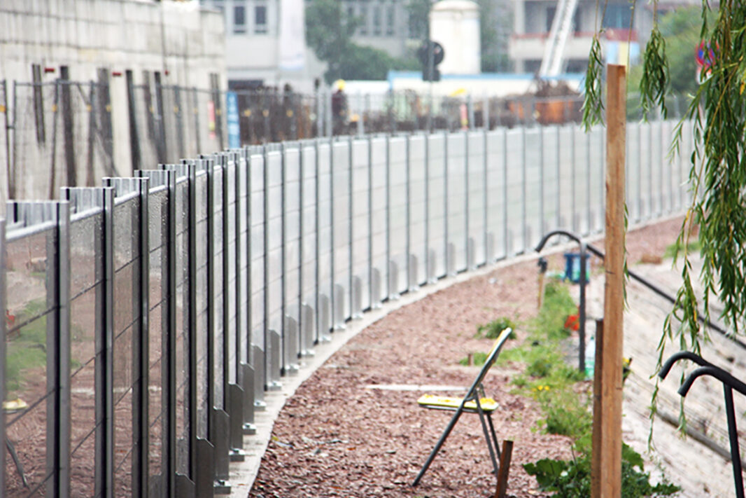 Die mobile Schutzwand im Winterhafen.