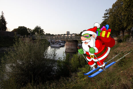 Weihnachtsmann am Winterhafen