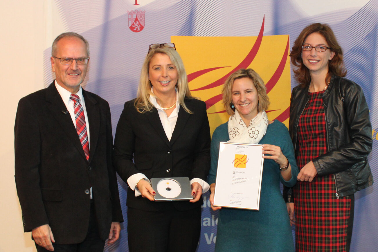 Das Bild zeigt die Preisverleihung