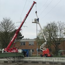 Nur mit Kran möglich: Lampentausch auf dem Klärwerksgelände