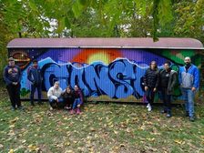 Die Teilnehmer:innen des Workshops und Graffiti-Künstler Quapos vom LetterBox Kollektiv (r.)