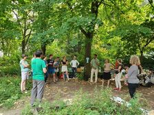 Eröffnung der Jubiläumsfeier im Neustadtgarten mit Grün- und Umweltdezernentin Janina Steinkrüger (rechts) und Matthias Ding (BUND Mainz) (links), aktiven Gärtner:innen sowie interessierten Besucher:innen.