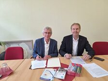 Unterschrift der Absichterklärung: Sozialdezernent Dr. Eckart Lensch (li) und Stefan Jörg, Regionalvorstand der JUH