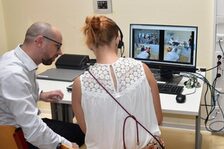 SkillsLab 2: im Kontrollraum mit Monitoren beobachten die Ausbilder:innen die Situation