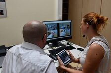 SkillsLab 1: im Kontrollraum mit Monitoren beobachten die Ausbilder:innen die Situation