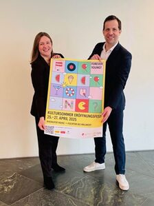 Staatsministerin Katharina Binz und Oberbürgermeister Nino Haase mit dem Plakat zum Kultursommer.Eröffnungsfest