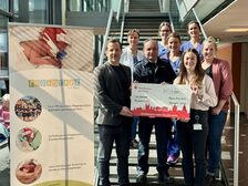 Oberbürgermeister Nino Haase überreicht Scheck vom traditionellen Abschwimmen der Feuerwehr Mainz an den Verein Frühstart e.V.