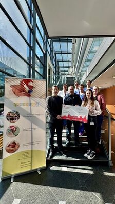 Oberbürgermeister Nino Haase überreicht Scheck vom traditionellen Abschwimmen der Feuerwehr Mainz an den Verein Frühstart e.V.