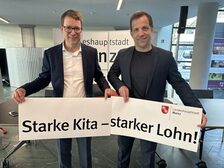 Oberbürgermeister Nino Haase und Referent Andreas Behringer werben für 'Starke Kita - starker Lohn'