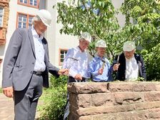 Baustart mit (von links): Oliver Backhaus, MAW-Geschäftsführer, Sozialdezernent Dr. Eckart Lensch, MAG-Geschäftsführer Ralf Sadowski und Frank Intra, Mitglied der MAG-Geschäftsführung