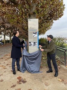 Oberbürgermeister Nino Haase und Spender Gerhard Bär entüllen Stele