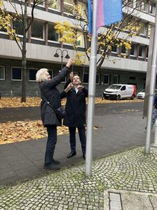 Hissen der Transgender-Flagge vor dem Stadthaus