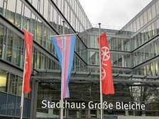 Transgender-Flagge weht vor dem Stadthaus Große Bleiche, Mainz