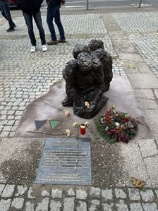 Landeshauptstadt Mainz weiht deutsches Denkmal für die im Nationalsozialismus verfolgten wohnungslosen Menschen ein