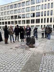 Landeshauptstadt Mainz weiht deutsches Denkmal für die im Nationalsozialismus verfolgten wohnungslosen Menschen ein