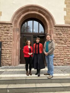 Kinder- und Jugenddezernentin, Bau- und Kulturdezernetin und Ortsvorsteher vor Neustadt-Zentrum