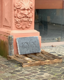 Grundstein und geschlossene Zeitkapsel