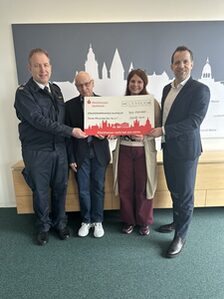 Scheckübergabe Feuerwehr Verein Trauernde Eltern und Kinder (Hochformat)