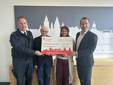 Scheckübergabe Feuerwehr Verein Trauernde Eltern und Kinder (Querformat)