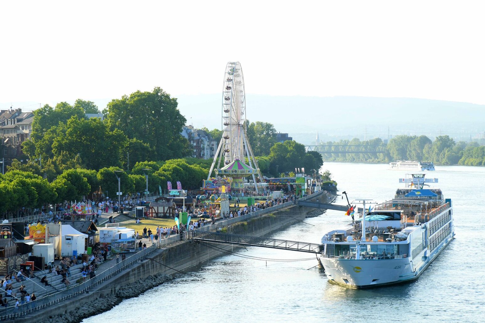 Mainz'daki Johannisnacht'ta dönme dolap ve Ren Nehri eğlencesi