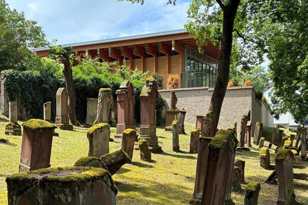 Blick vom Alten Jüdischen Friedhof Judensand auf das neue UNESCO-Besuchszentrum