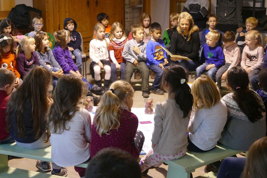 Foto Mainz-liest-bunt_Vorlesewunderkiste Appel-Happel Vorleserin Ilonka Happel