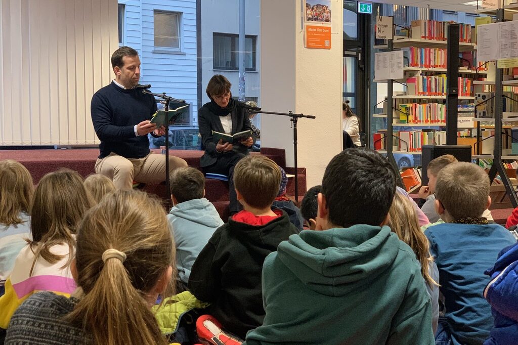 Bild Mainz liest bunt_Eröffnungslesung OB Haase und Kulturdezernentin Marianne Grosse in der Öff.Bücherei AS Bild Landeshauptstadt Mainz