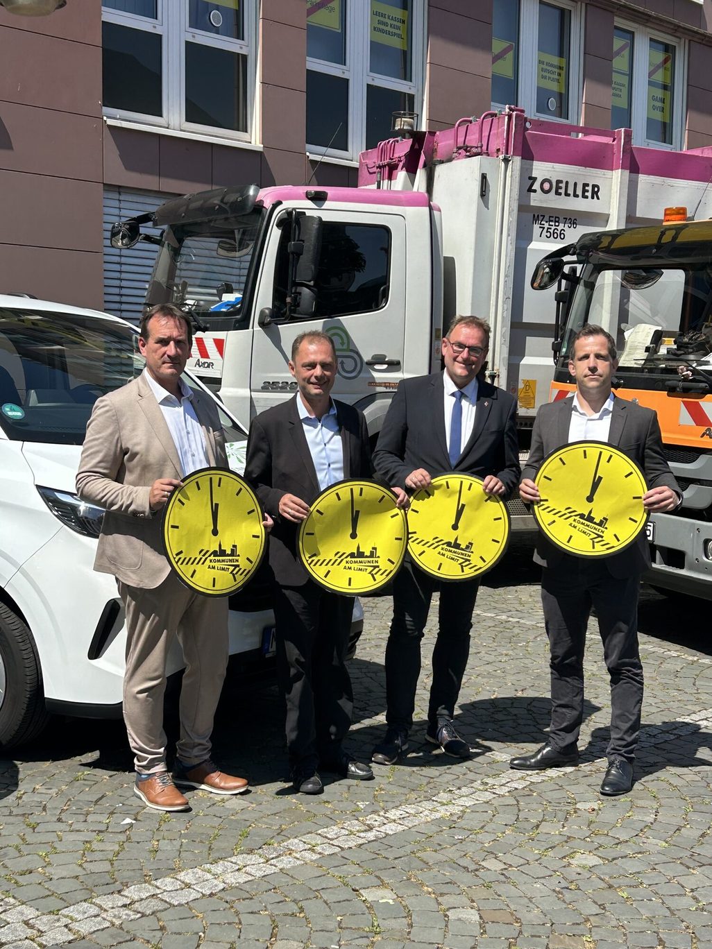 Kommunen am Limit: Es ist 2 vor 12 Uhr. Aktionstag am 22. Juni 2026: Thomas Przybylla (Gemeinde- und Städtebund RLP), Daniel Köbler (Bürgermeister Stadt Mainz), Markus Zwick (Städtetag RLP), Nino Haase (Oberbürgermeister Stadt Mainz) - V. l. n. r.