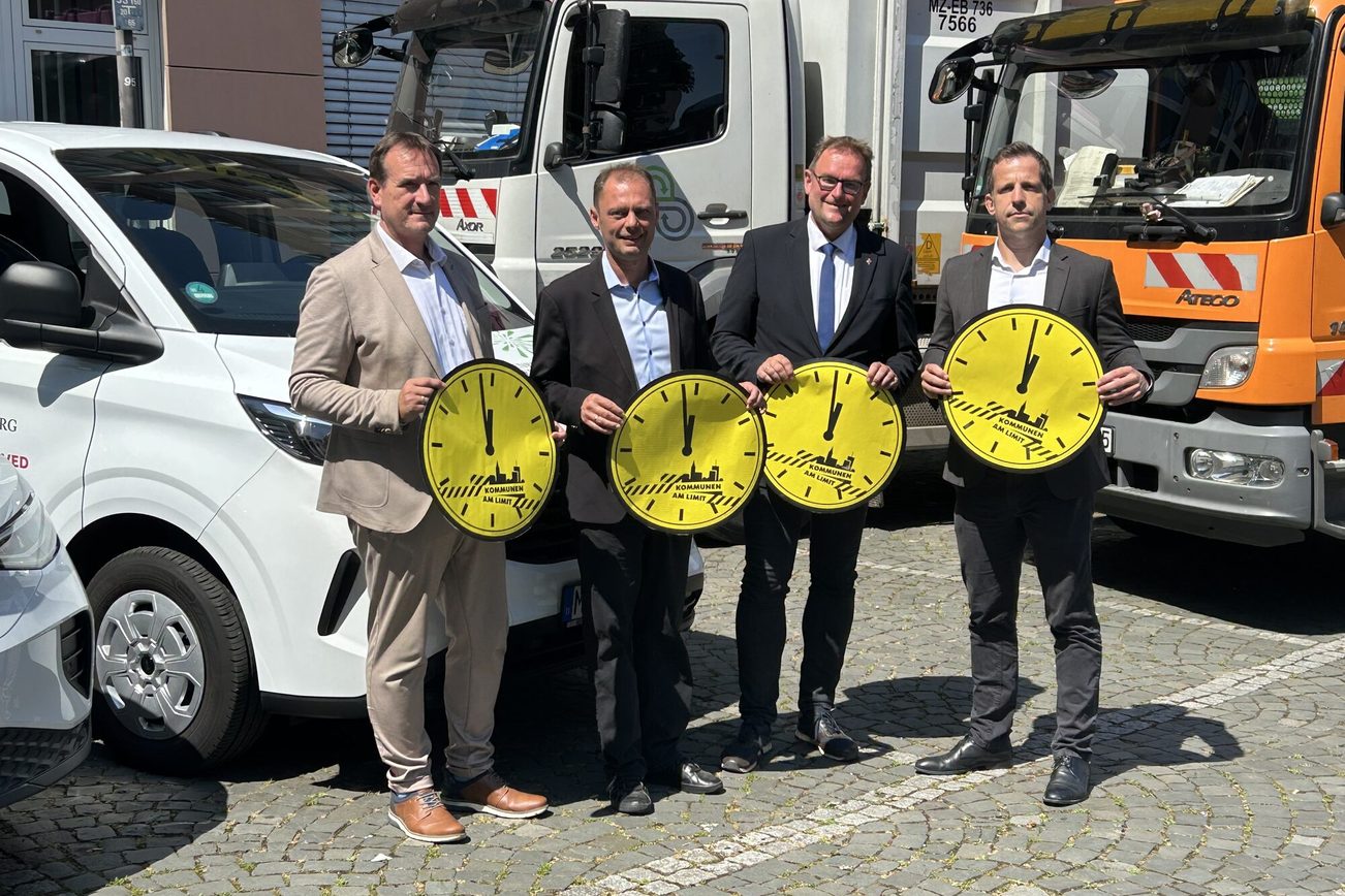 Kommunen am Limit: Es ist 2 vor 12 Uhr. Aktionstag am 22. Juni 2026: Thomas Przybylla (Gemeinde- und Städtebund RLP), Daniel Köbler (Bürgermeister Stadt Mainz), Markus Zwick (Städtetag RLP), Nino Haase (Oberbürgermeister Stadt Mainz) - V. l. n. r.